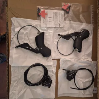 Manetas de cambio y frenos de disco Shimano 105.