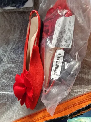 Zapatos rojos con flor