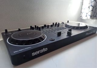 Controlador DJ Pioneer DDJ-REV1 en su caja
