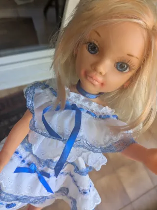 Muñeca Nancy Vestido Azul y Blanco