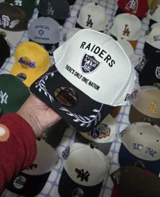 Gorra New Era Raiders Blanca y Negra
