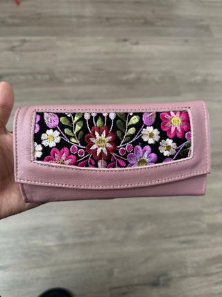 Cartera de cuero artesanal bordada