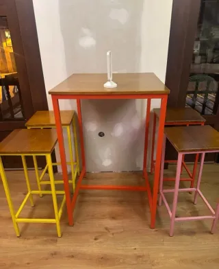 5 MESAS ALTAS Y 25 TABURETES