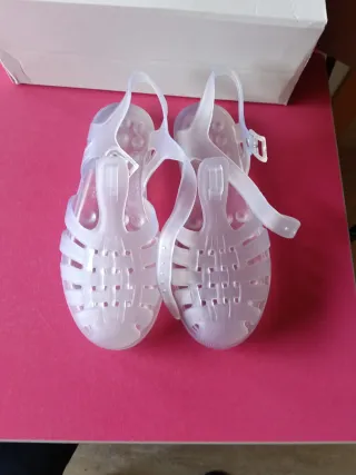 Sandalias transparentes. Talla 37