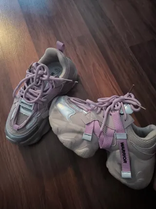 Zapatillas deportivas cuña rosa y plateadas