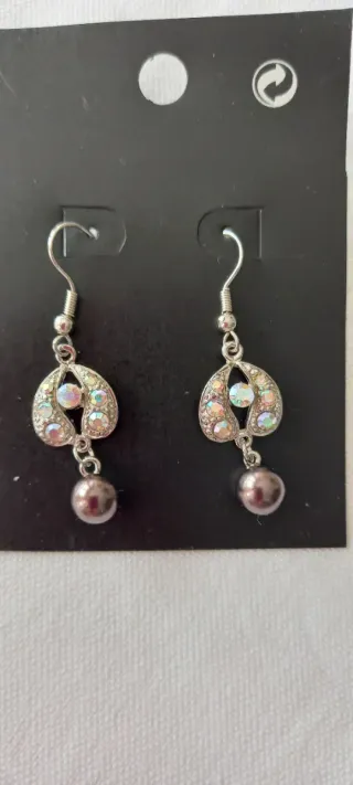 Pendientes plateados.