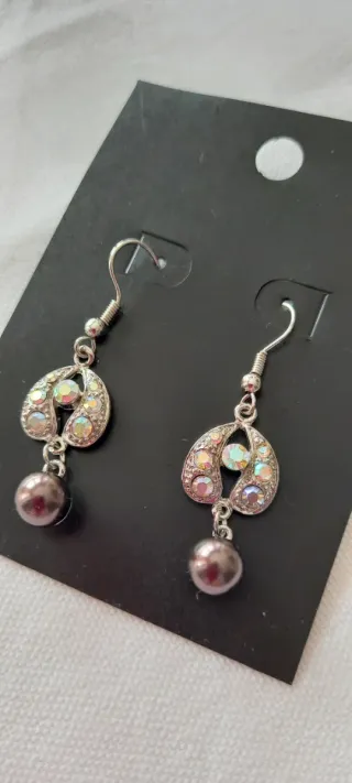 Pendientes plateados.