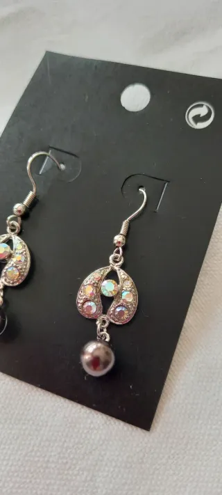 Pendientes plateados.