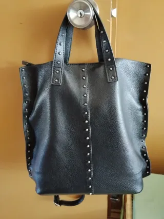 Bolso Mochila Negro con Tachuelas