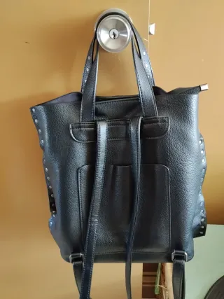 Bolso Mochila Negro con Tachuelas