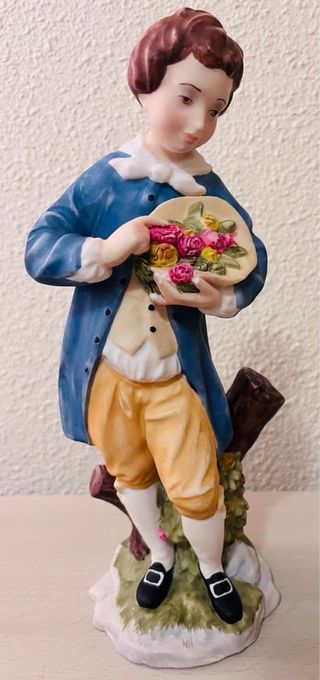 Figura niño porcelana flores