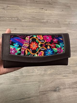 Cartera de cuero artesanal bordada