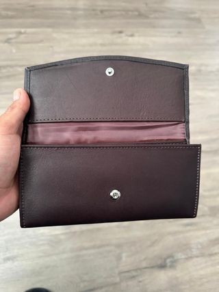 Cartera de cuero artesanal bordada