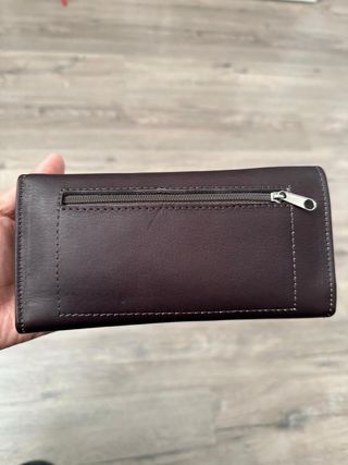 Cartera de cuero artesanal bordada