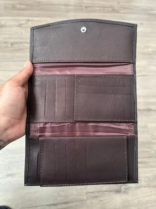 Cartera de cuero artesanal bordada