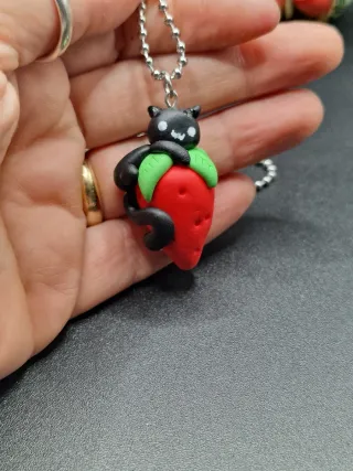 Collana con gatto nero sopra fragola in fimo