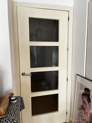 Puerta de paso pintada en crema cristalera