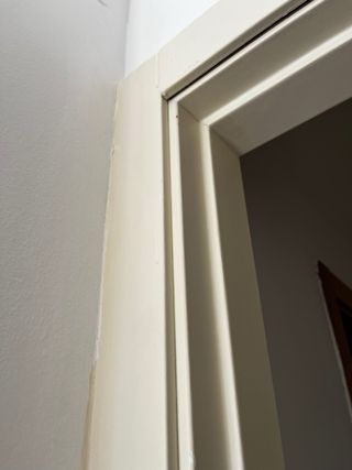 Puerta de paso pintada en crema cristalera