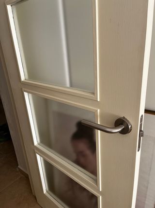 Puerta de paso pintada en crema cristalera