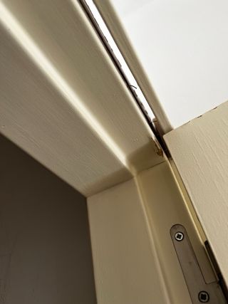 Puerta de paso pintada en crema cristalera