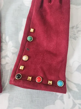 Guantes granates de ante con adornos