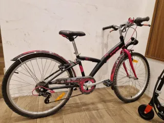 Una bici y un monopatín