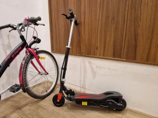 Una bici y un monopatín