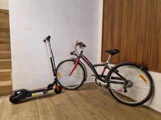 Una bici y un monopatín