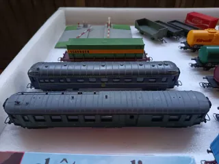 LOTE ANTIGUO DE VAGONES/ VÍAS Y MAQUETAS HO JOUEF