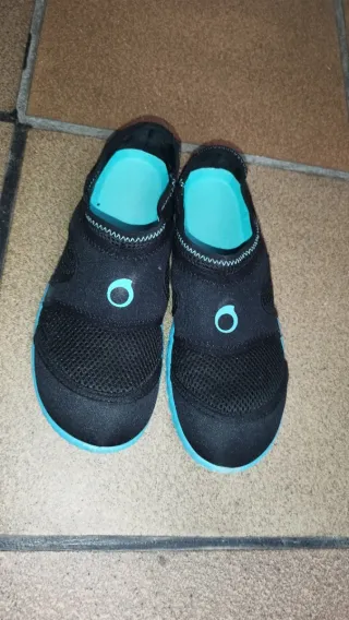 Escarpines acuáticos Decathlon negros y azules