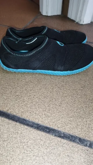 Escarpines acuáticos Decathlon negros y azules