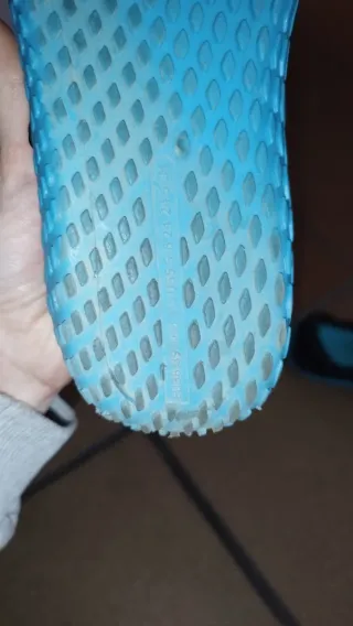 Escarpines acuáticos Decathlon negros y azules