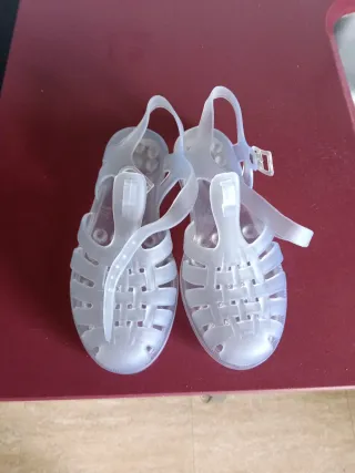 Sandalias de goma transparentes. Talla 36.