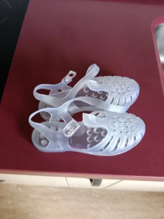 Sandalias de goma transparentes. Talla 36.