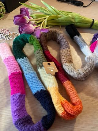 Sciarpa arcobaleno fatta a mano