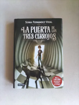 Libro juvenil "La puerta de los tres cerrojos"