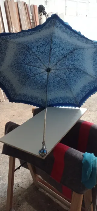 Paraguas antiguo azul y blanco