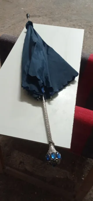 Paraguas antiguo azul y blanco