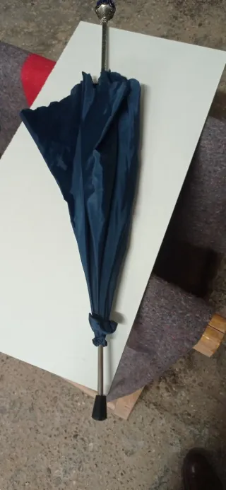 Paraguas antiguo azul y blanco