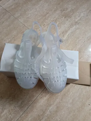 Sandalias transparentes . Talla 35.