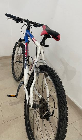 Bicicleta de Montaña CUBE .