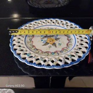 Prato decorativo floral com renda azul
