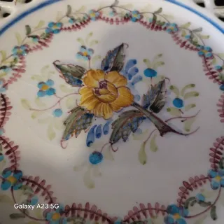Prato decorativo floral com renda azul