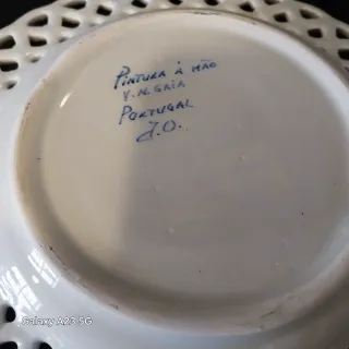 Prato decorativo floral com renda azul