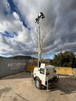 GENERADOR CON TORRE DE ILUMINACIÓN