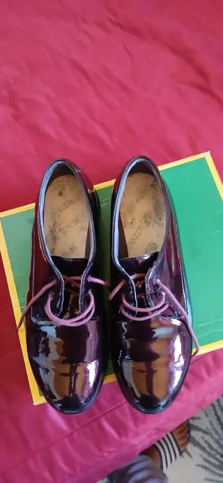 Zapatos Pitillos charol burdeos cordones 40