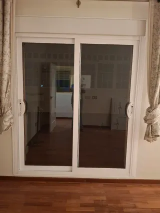 Cierre aluminio blanco con persiana eléctrica