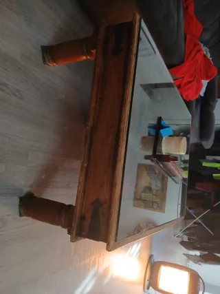 Mesa de centro antigua de madera y cristal