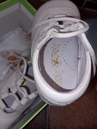 Zapatos de bebé crudo