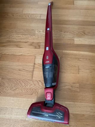Aspirador escoba AEG rojo
